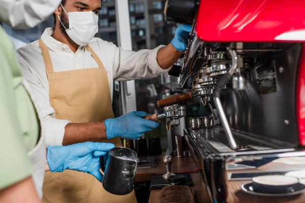 Afrikansk Amerikansk Barista Medicinsk Mask Gör Kaffe Kaffebryggare Nära Suddig — Stockfoto