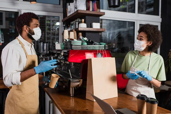 Africano Americano Barista Máscara Médica Luvas Látex Segurando Café Para — Fotografia de Stock