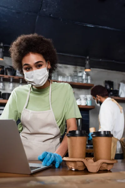 Afroamericano Barista Maschera Medica Guanto Lattice Utilizzando Computer Portatile Vicino — Foto Stock