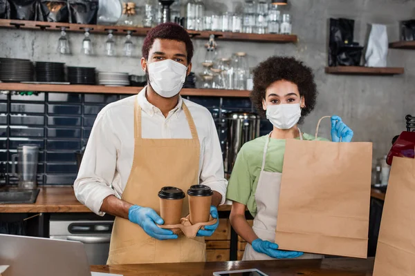 Afro Amerikaanse Barista Medische Maskers Met Papieren Zak Koffie Gaan — Stockfoto