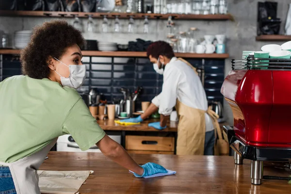 African American Barista Medical Mask Cleaning Bar Coffee Machine — Stock Photo, Image