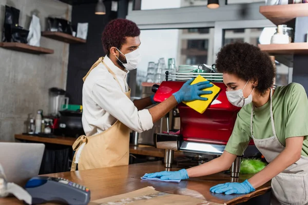 Baristas Afro Americanos Máscaras Médicas Bar Limpeza Máquina Café Café — Fotografia de Stock