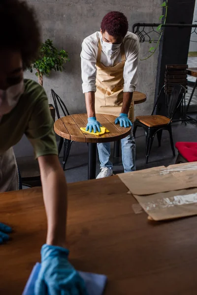 Barista Afroamericano Mesa Limpieza Máscara Médica Con Trapo Cerca Colega —  Fotos de Stock