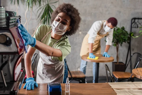 Africano Americano Barista Máscara Médica Limpeza Máquina Café Perto Terminal — Fotografia de Stock