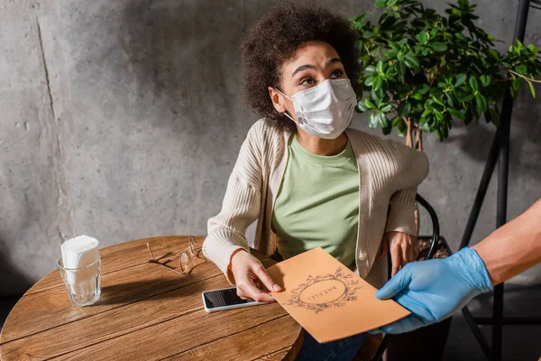 Afro Amerikaanse Ober Latex Handschoen Holding Menu Buurt Van Klant — Stockfoto