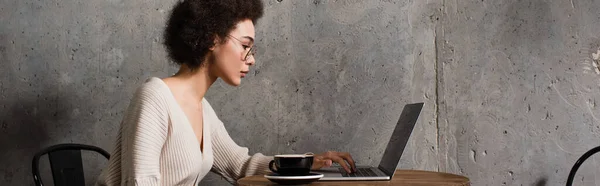 Side View African American Freelancer Using Laptop Cup Cafe Banner — Stock Photo, Image