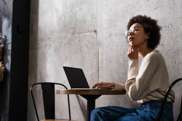 Pensive African American Freelancer Using Laptop Cafe — Stock Photo, Image