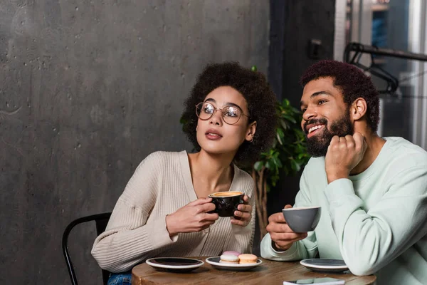 アフリカ系アメリカ人のカップルとコーヒーがカフェに座って — ストック写真