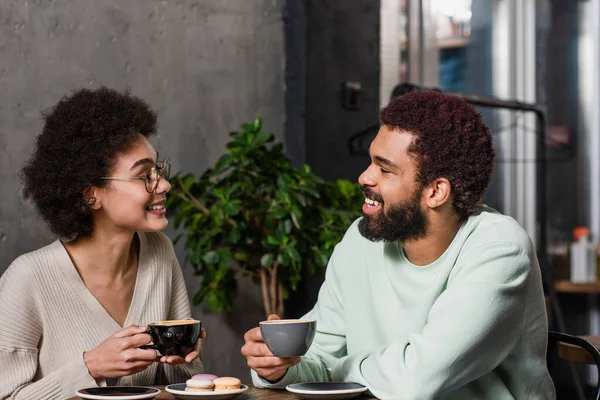 Zijaanzicht Van Glimlachend Afrikaans Amerikaans Paar Met Koffie Buurt Van — Stockfoto