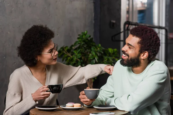 Side View Smiling African American Man Coffee Sitting Angry Girlfriend — Stock Photo, Image