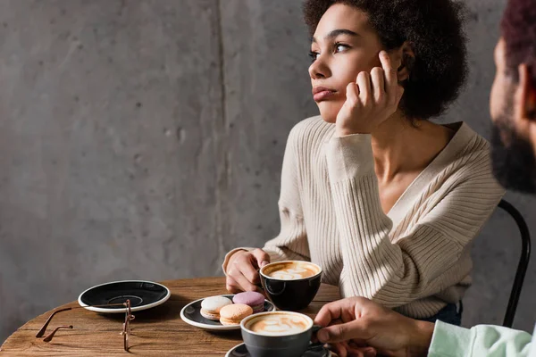 Dromerige Afrikaanse Amerikaanse Vrouw Met Koffie Zit Buurt Wazig Vriendje — Stockfoto