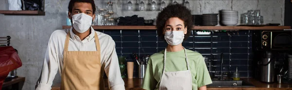 Afrikaanse Amerikaanse Barista Medische Maskers Zoek Naar Camera Cafe Banner — Stockfoto