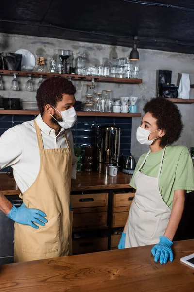 Afrikaanse Amerikaanse Barista Medische Maskers Latex Handschoenen Praten Cafe — Stockfoto