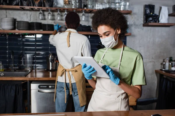 African American Barista Medical Mask Latex Gloves Using Digital Tablet — Stock Photo, Image