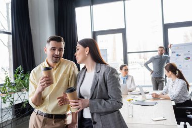 Ofise gidip konuşmak için kahve getiren iş adamları. 