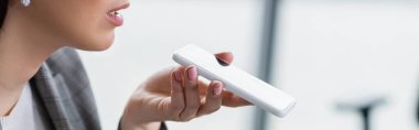 İş kadınının akıllı telefon ve afiş ile sesli mesaj kaydettiği görüntüler 
