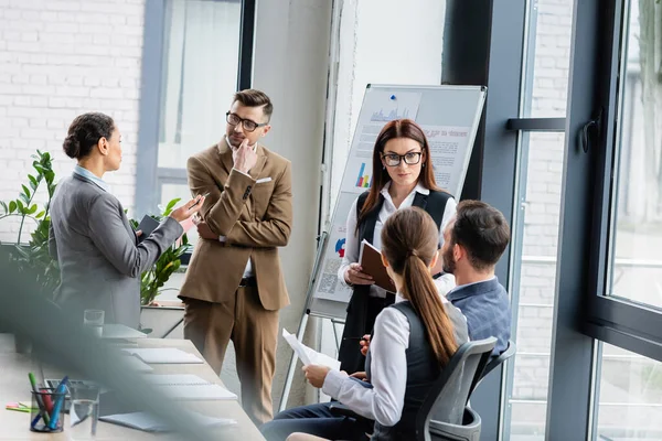 Multiethnische Geschäftsleute Mit Papieren Die Der Nähe Von Flipchart Büro — Stockfoto