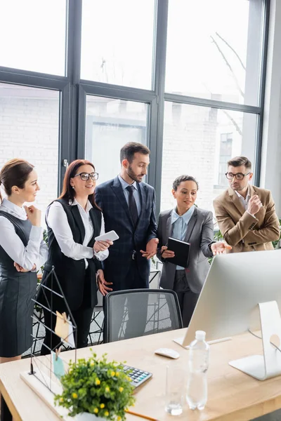 Empresarios Multiétnicos Pie Cerca Computadora Oficina — Foto de Stock