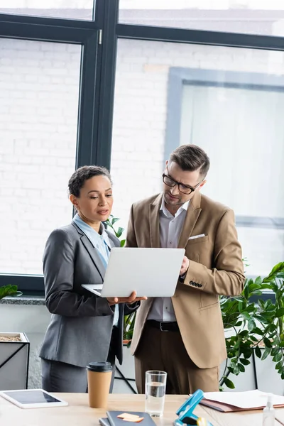 Interraciale Zakenmensen Met Behulp Van Laptop Buurt Van Koffie Papieren — Stockfoto