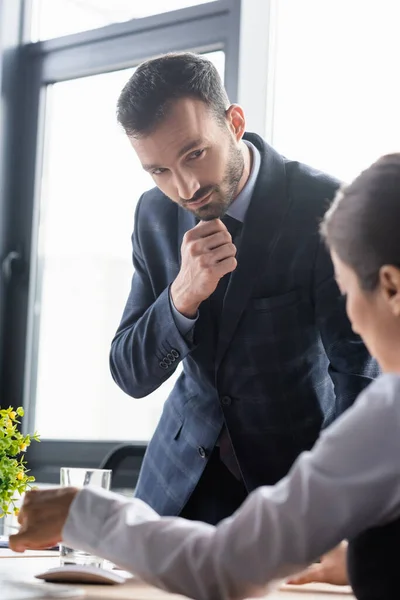 Uomo Affari Abbigliamento Formale Guardando Collega Offuscata Carica — Foto Stock