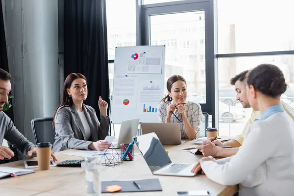 Personas Negocios Multiétnicos Que Trabajan Cerca Dispositivos Papeles Café Oficina — Foto de Stock