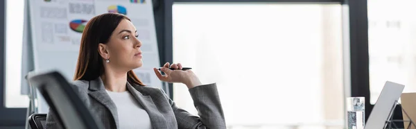 Mujer Negocios Con Pluma Cerca Computadora Portátil Vaso Agua Oficina — Foto de Stock