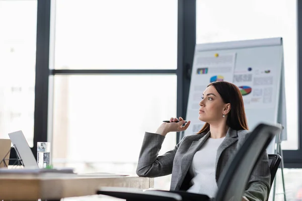 Mujer Negocios Con Pluma Mirando Hacia Otro Lado Cerca Computadora — Foto de Stock