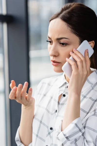 Kadını Ofiste Cep Telefonuyla Konuşuyor — Stok fotoğraf