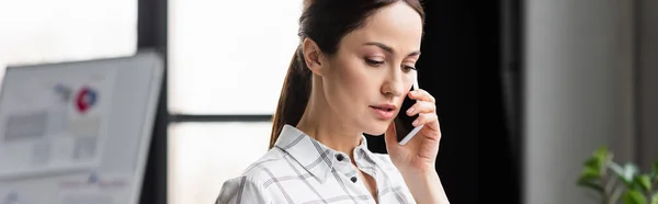 Gestionnaire Parlant Sur Téléphone Portable Tout Travaillant Dans Bureau Bannière — Photo