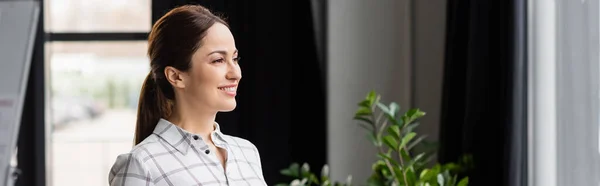 Mujer Negocios Sonriente Mirando Hacia Otro Lado Oficina Pancarta — Foto de Stock