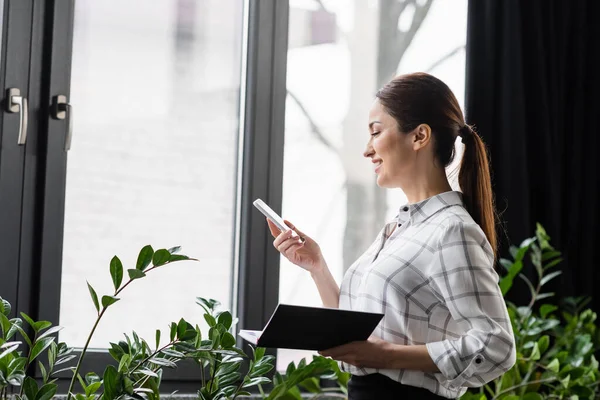 Vista Laterale Del Gestore Positivo Che Detiene Notebook Cellulare — Foto Stock