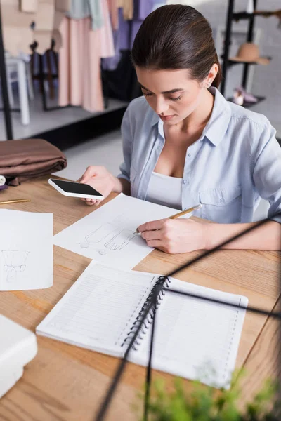 Naaister Met Smartphone Tekening Schetsen Tafel — Stockfoto