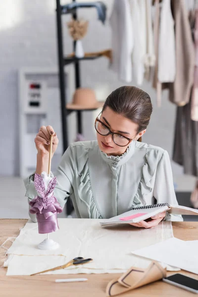 Näherin Mit Notizbuch Und Bleistift Arbeitet Kleid Schaufensterpuppe — Stockfoto