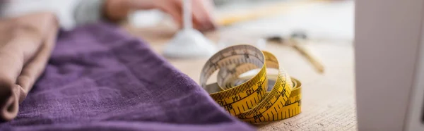 Maßband Und Tuch Auf Dem Tisch Banner — Stockfoto