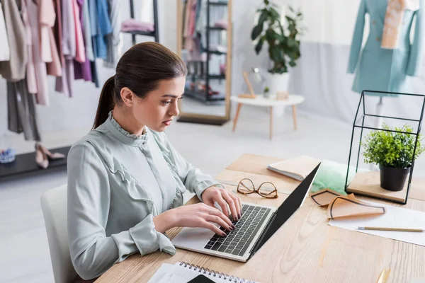 Ontwerper Met Behulp Van Laptop Buurt Naaipatronen Doek Tafel — Stockfoto