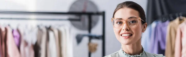 Joyeux Couturière Souriant Caméra Dans Atelier Bannière — Photo