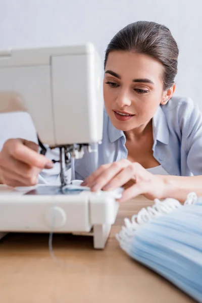 Smiling Seamstress Sewing Medical Mask Machine — Stock Photo, Image