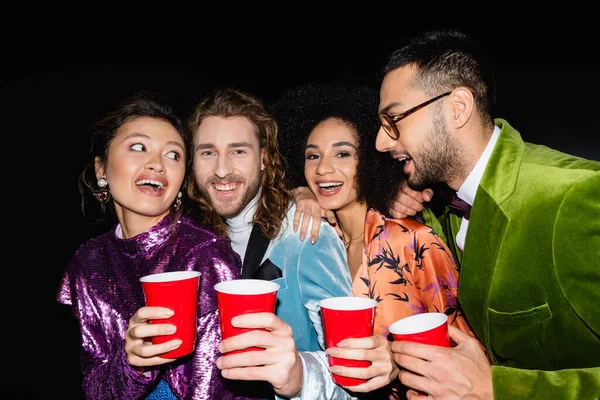 Amigos Multirraciales Positivos Ropa Colorida Teniendo Fiesta Con Copas Plástico — Foto de Stock