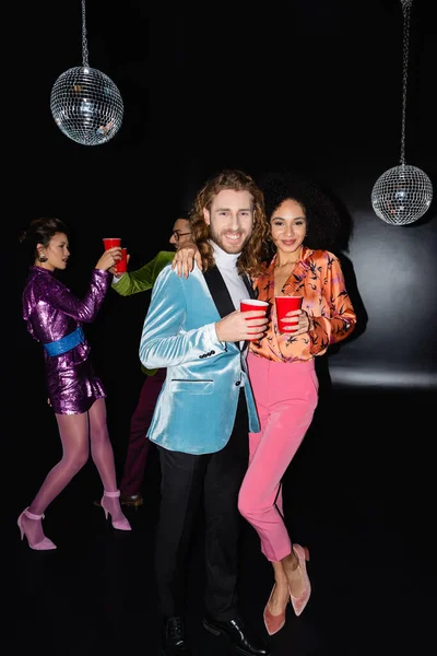 Amigos Multirraciales Positivos Ropa Colorida Abrazando Bailando Club Nocturno Sobre —  Fotos de Stock
