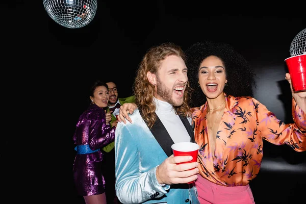 Sonrientes Parejas Multirraciales Ropa Colorida Bailando Club Nocturno Sobre Fondo —  Fotos de Stock