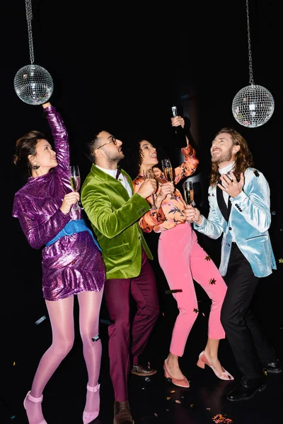 Amigos Multirraciales Felices Ropa Colorida Con Copas Champán Bailando Sobre — Foto de Stock