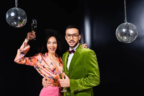 Positive Multirassische Paar Champagner Trinken Auf Schwarzem Hintergrund — Stockfoto