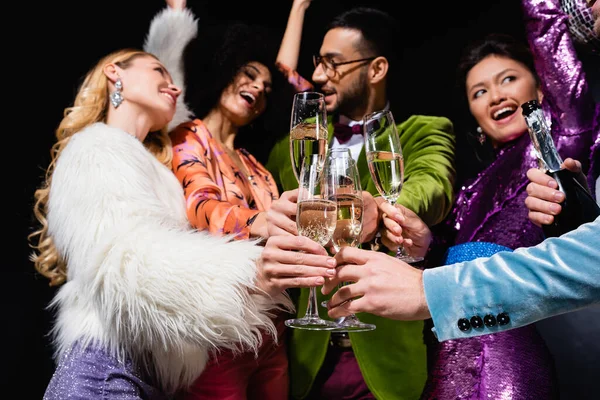 Gelukkig Interraciale Vrienden Klinken Met Glazen Champagne Zwarte Achtergrond — Stockfoto