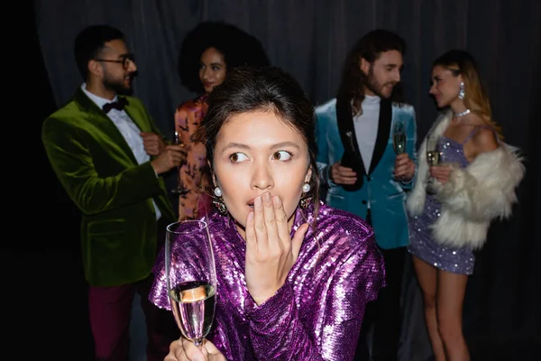 Asiatisk Ung Vuxen Kvinna Grimacing Nattklubb Nära Vänner Står Grå — Stockfoto