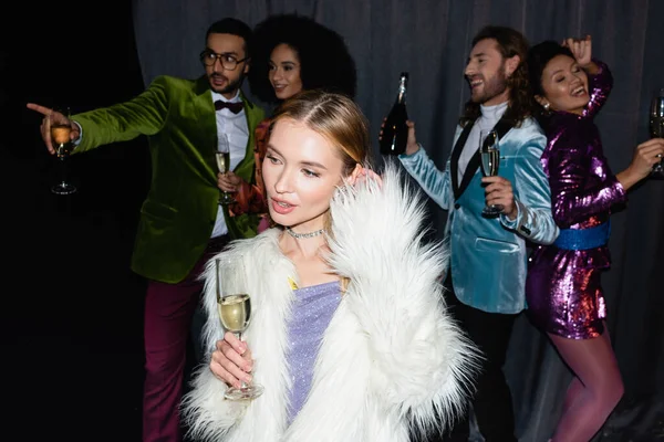 Attente Jonge Volwassen Vrouw Met Glas Champagne Partij Met Interraciale — Stockfoto