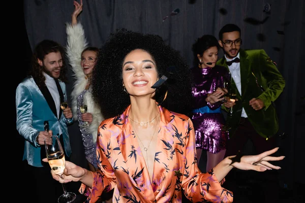 Sorridente Donna Afro Americana Che Balla Con Bicchiere Champagne Vicino — Foto Stock
