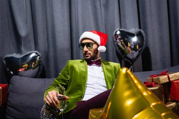 Young Adult Arab Man Sitting Couch Santa Hat Holding Glass — Stock Photo, Image