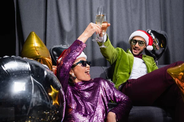 Young Adult Arab Man Asian Woman Sitting Couch Glasses Champagne — Stock Photo, Image