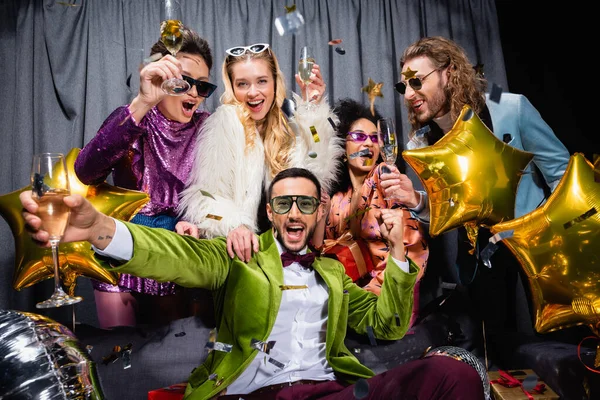 Positive Interrassische Freunde Sonnenbrille Und Farbenfroher Kleidung Die Champagner Der — Stockfoto