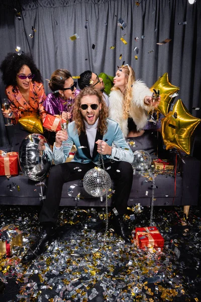 Amigos Interracial Con Estilo Teniendo Fiesta Con Globos Brillantes Cajas — Foto de Stock